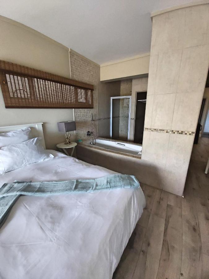 Whale Rock, Modern Beachfront Apartment Margate Bagian luar foto