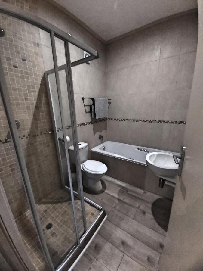 Whale Rock, Modern Beachfront Apartment Margate Bagian luar foto