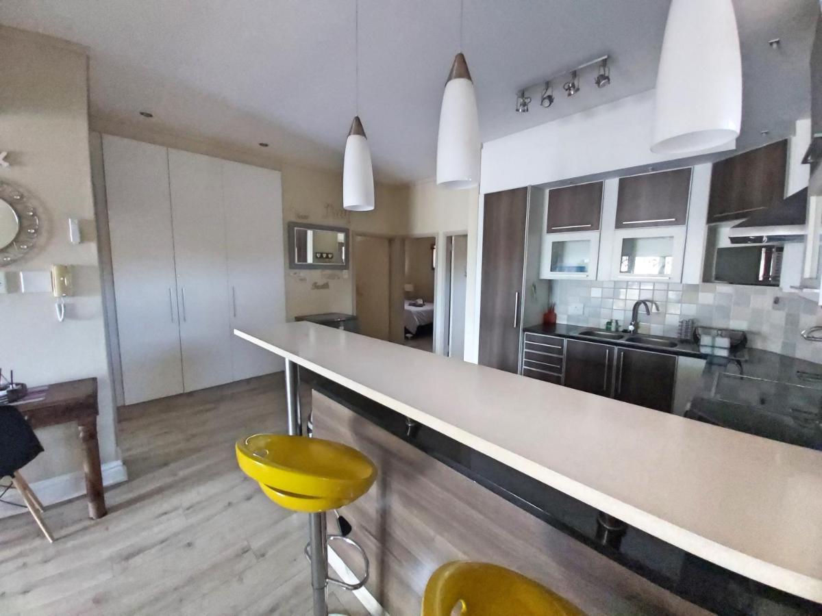 Whale Rock, Modern Beachfront Apartment Margate Bagian luar foto