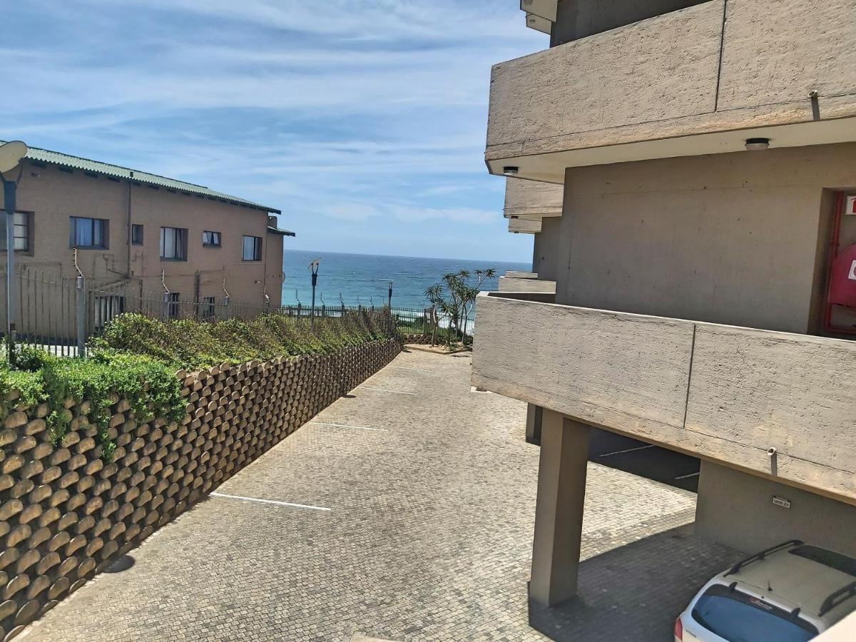 Whale Rock, Modern Beachfront Apartment Margate Bagian luar foto